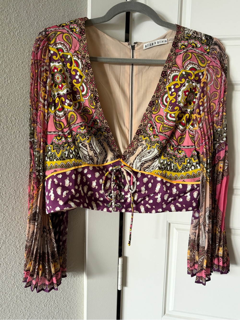 Alice + Olivia Chelsea Cropped Bell Sleeve Boho Paisley Top size 12 - Picture 8 of 12